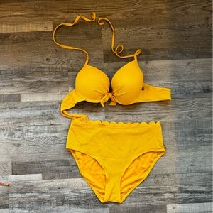 la vie en rose yellow “popcorn” texture bikini with scalloped bottoms, size L